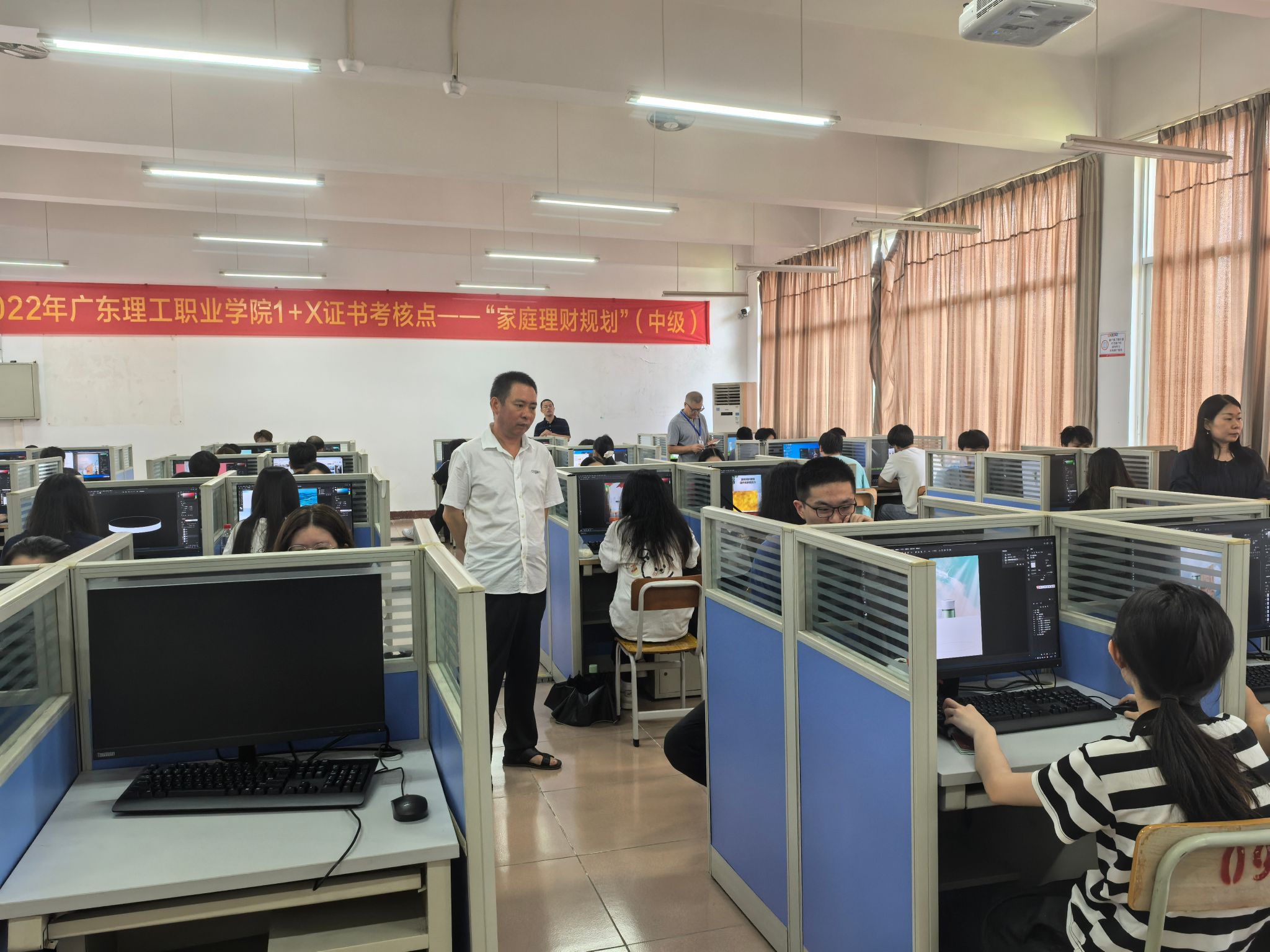 人工智能学院领导带队巡查期末考试