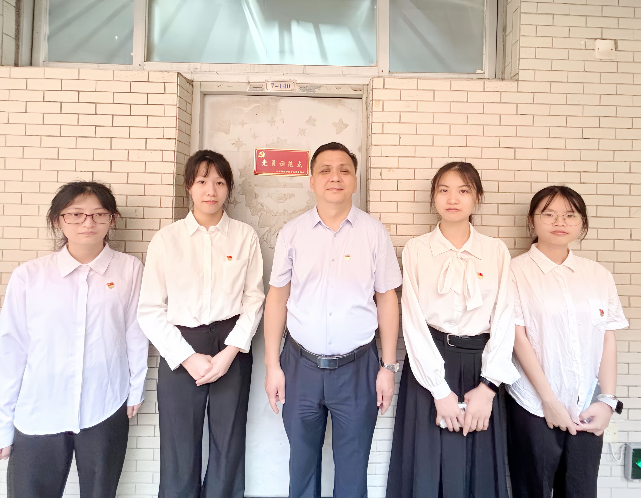 党员亮身份 文明树标杆——人工智能学院举行学生党员宿舍挂牌活动