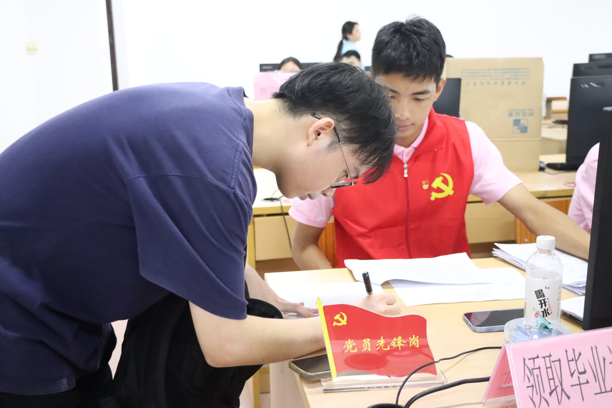 人工智能学院学生党支部开展毕业生返校志愿服务暨毕业生党员时光信笺寄语活动