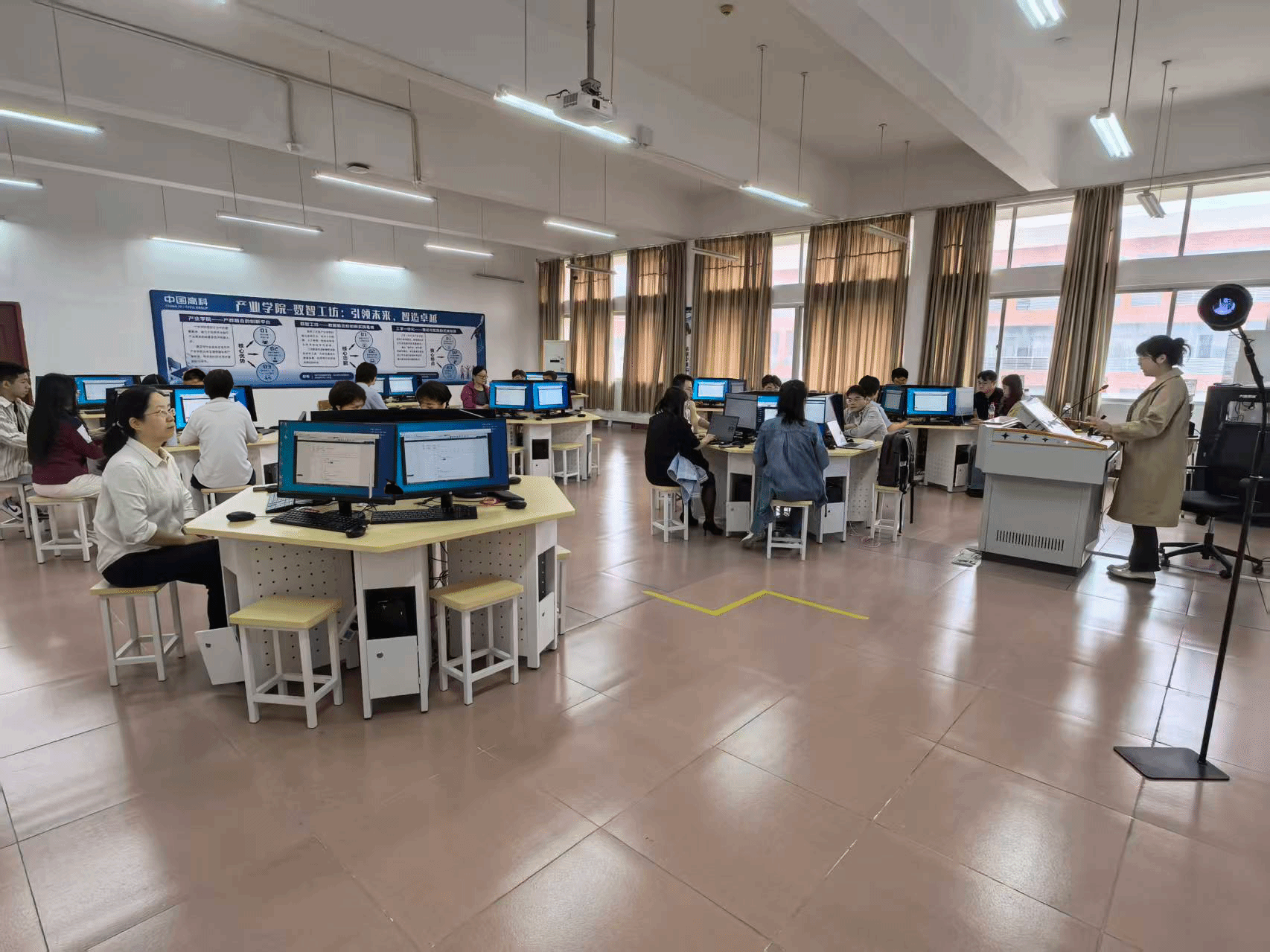 AI赋能智慧教育：人工智能学院举办“AI+智慧课程建设”培训