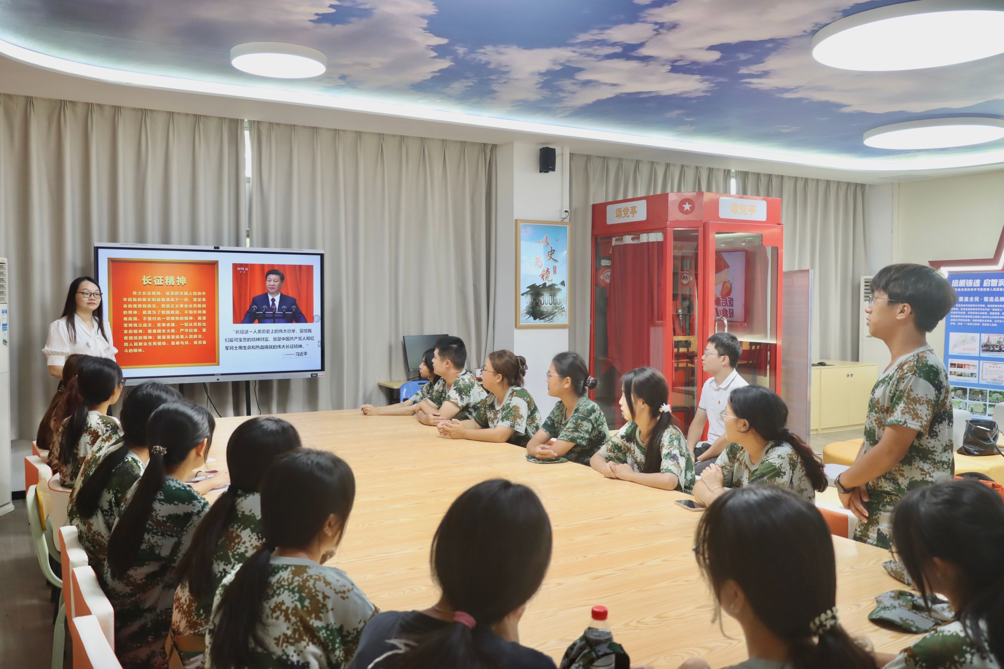 以长征悟初心 以思想启新程——马克思主义学院教师为人工智能学院26级新生讲授入党启蒙教育党课