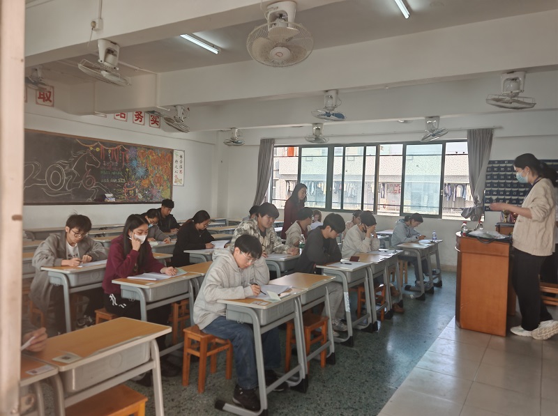 2025级人工智能技术应用学徒制班期末考试顺利开展