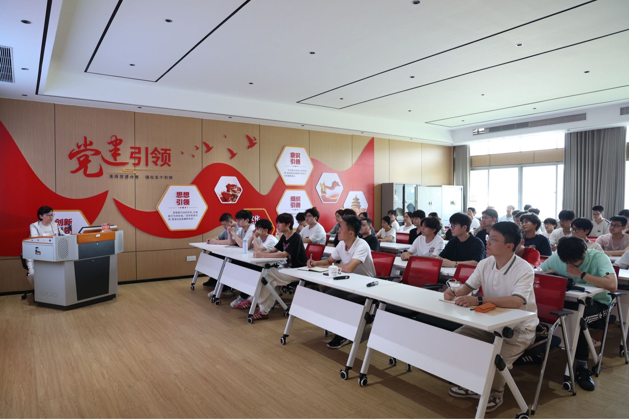 校领导为人工智能学院师生讲授“思政第一课”