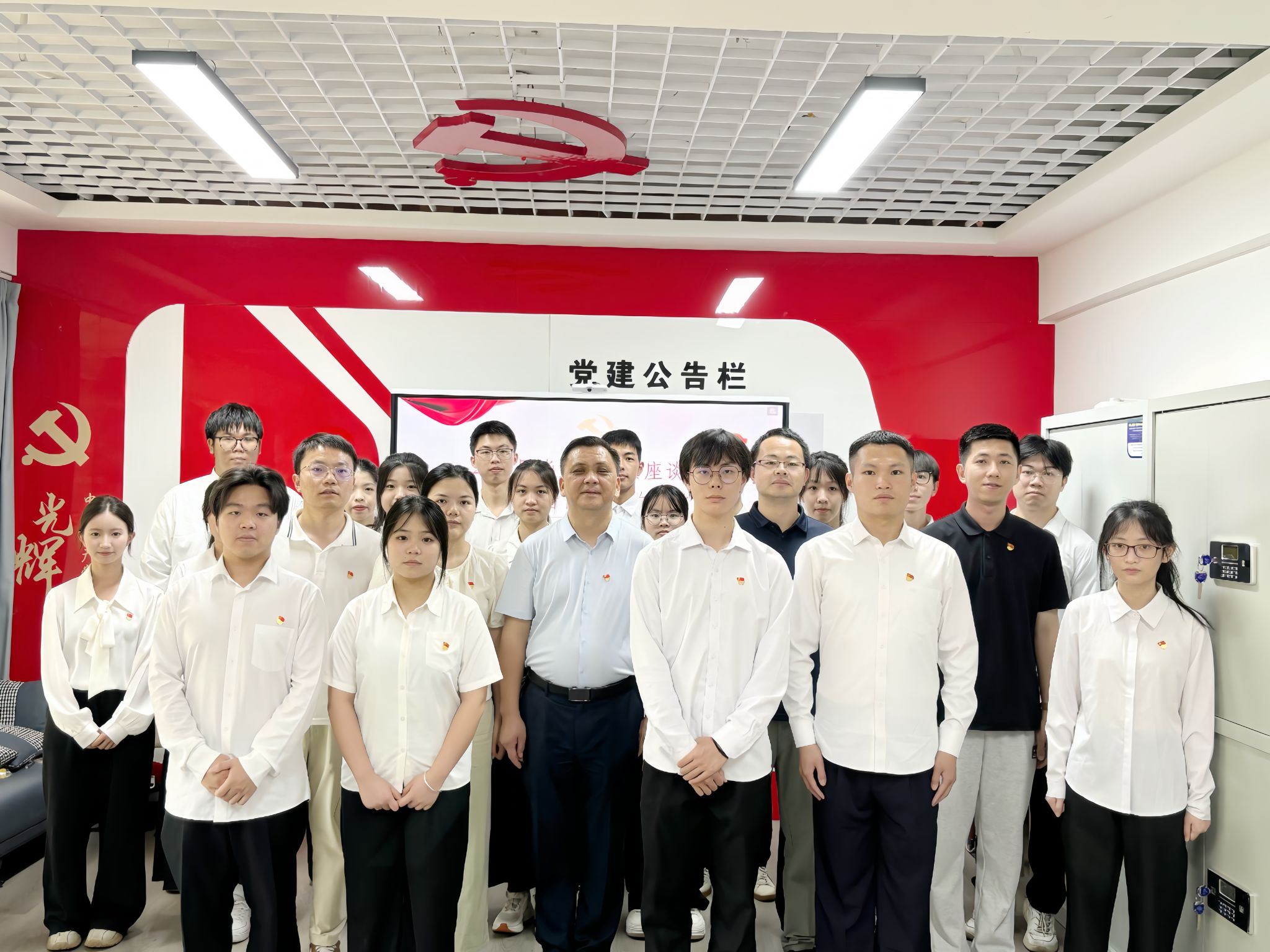 人工智能学院学生党支部开展毕业生党员座谈会暨重温入党誓词活动