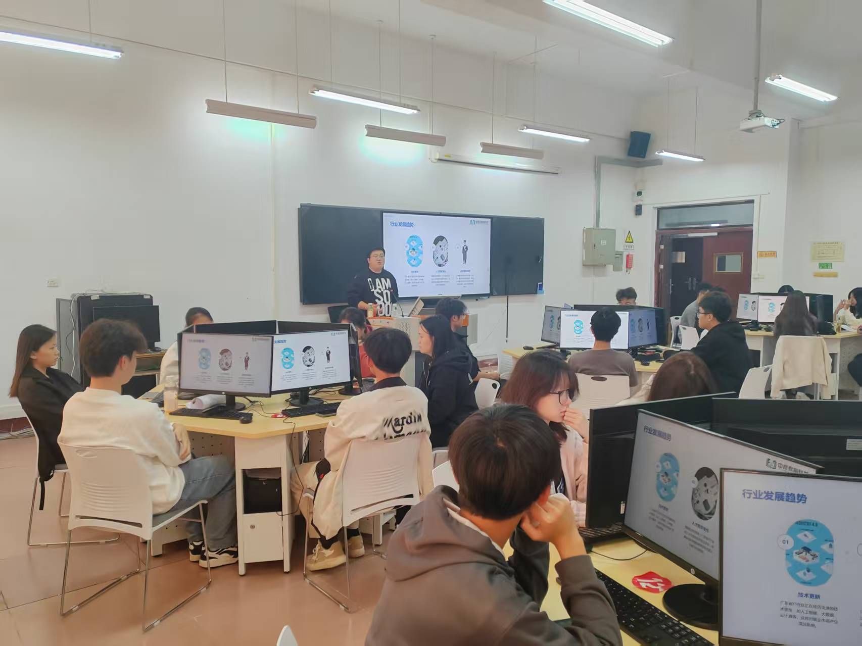 人工智能学院举办就业指导讲座暨企业招聘宣讲会